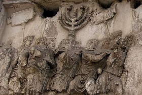 Ausschnitt aus der Darstellung des Triumphzuges auf dem Titusbogen (Foto: Dnalor_01/Wikimedia Commons/CC-BY-SA 3.0) 