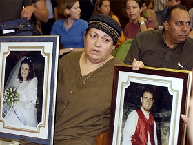 Angehörige von Terroropfern bei der Eröffnung des Prozesses gegen Marwan Barghouti an einem Gericht in Tel Aviv, 2002 (Foto: GPO/Moshe Milner)